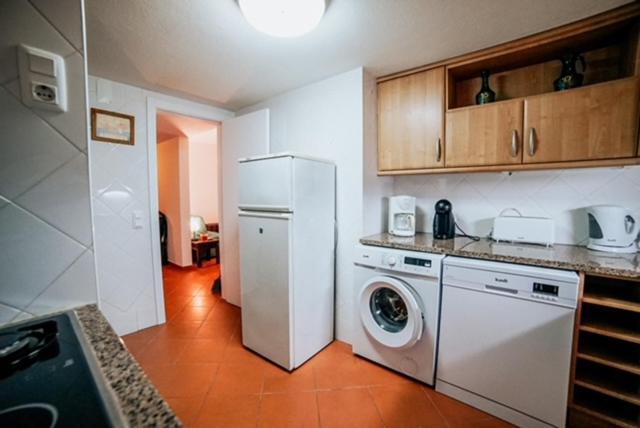 One Bedroom Apartment Marina View อัลบูเฟรา ภายนอก รูปภาพ